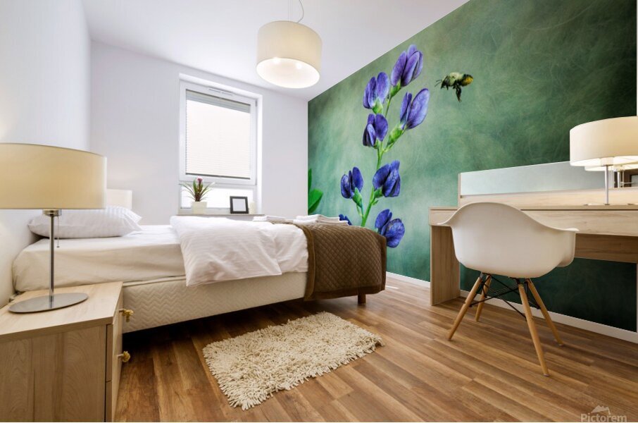 Bee Flying To A Purple Flower Impression murale